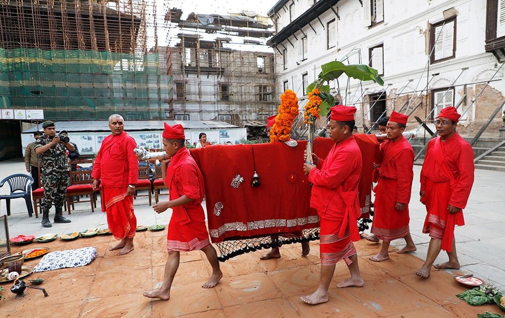 गोरखा दरबारमा साँझको शुभसाइतमा फूलपाती भित्र्याइयो